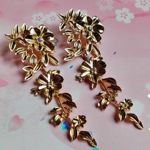 Shiny Gold shoulder long earrings